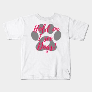 Hold on I see dogs! Kids T-Shirt